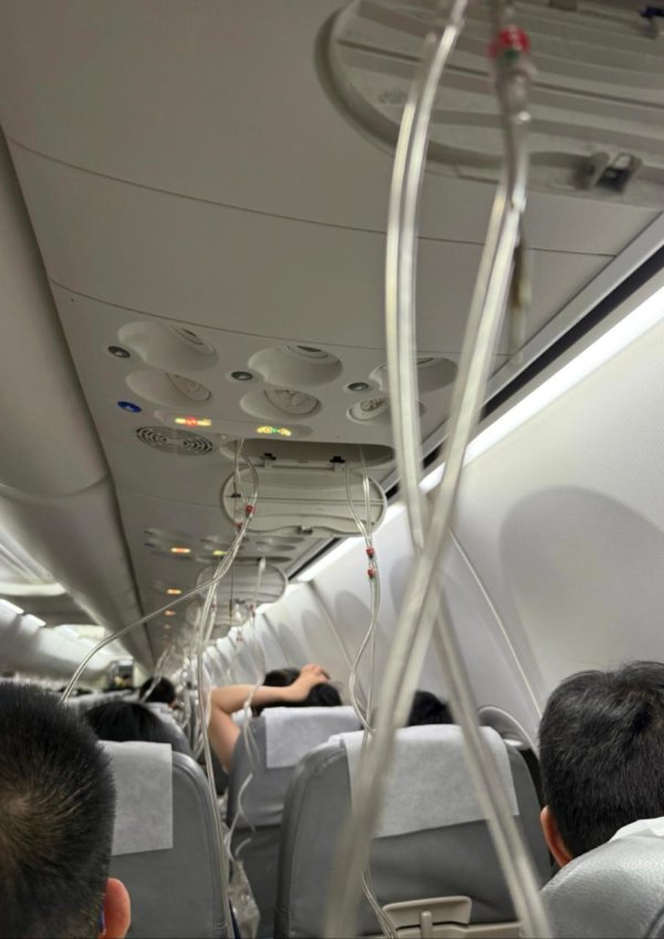 厦门配资平台 上海飞东京航班疑从万米极速降落至三千米，亲历者称“氧气面罩突然掉落”，多方回应